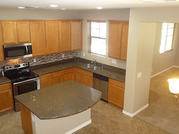 Eat-in Kitchen with 42" cabinets, granite counters, backspla