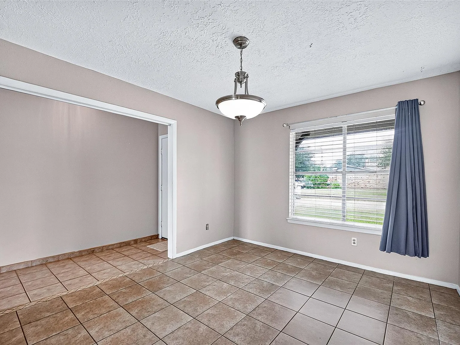 3 bed, 2.0 bath, 1297 sqft, $1,750 — Photo 3