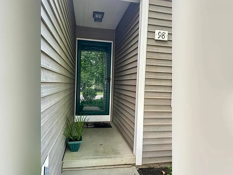 98 Harvard Rd — Photo 4