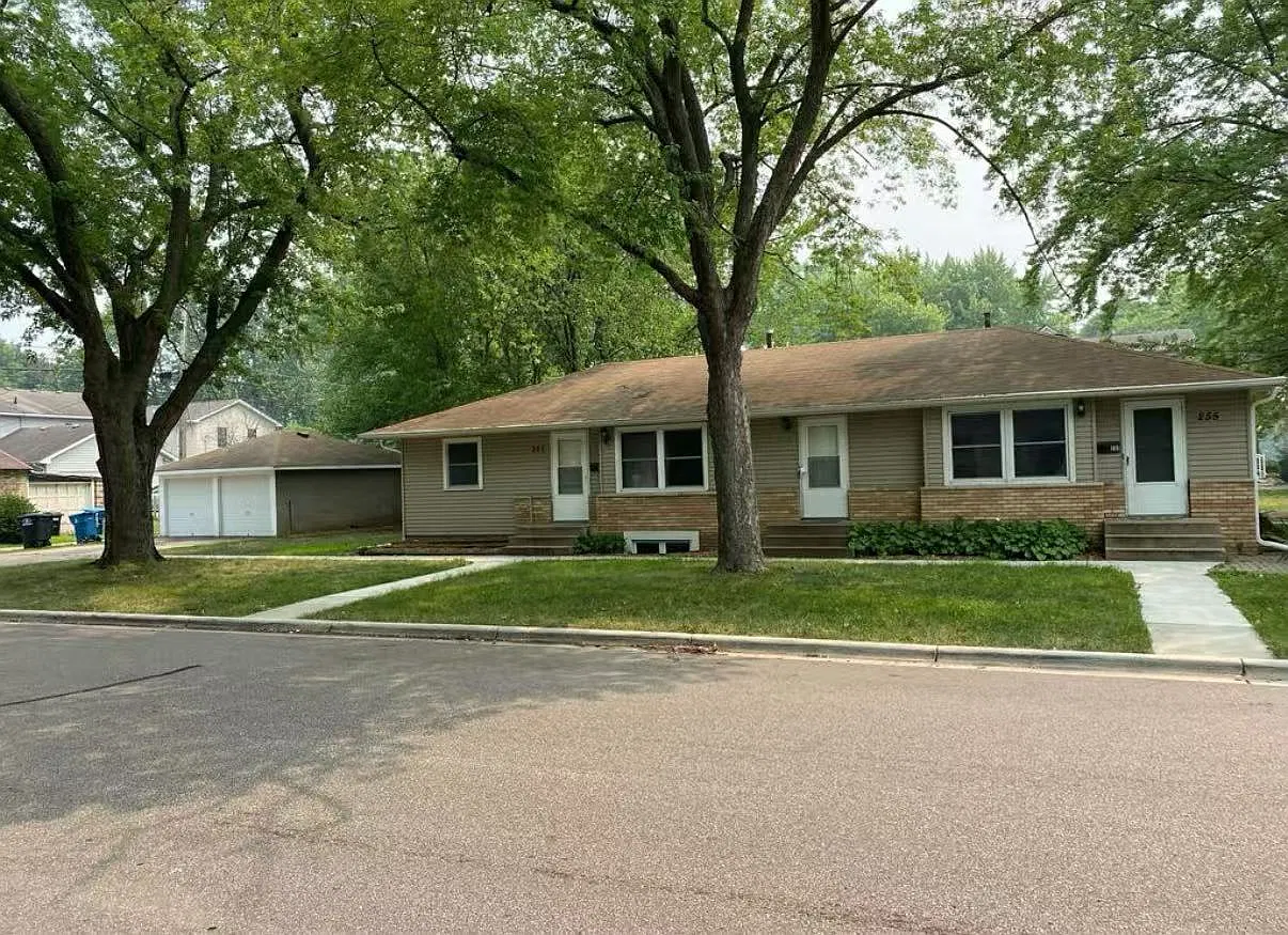 3 bed, 1100 sqft, $1,900 — Photo 1