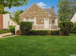 194 Roxbury Rd S, Garden City, NY 11530