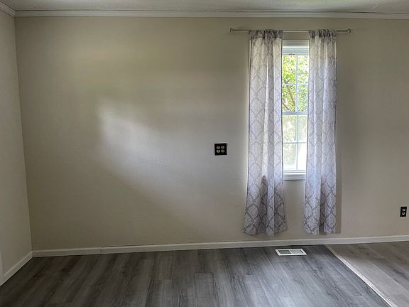 3rd image of 829 Cox St