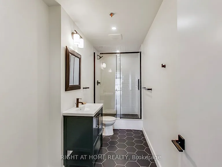 1602 Queen St E #101 — Photo 14