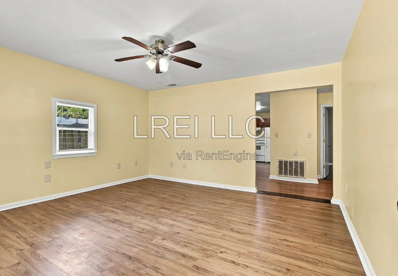 2 bed, 1.0 bath, 749 sqft, $1,195 — Photo 2