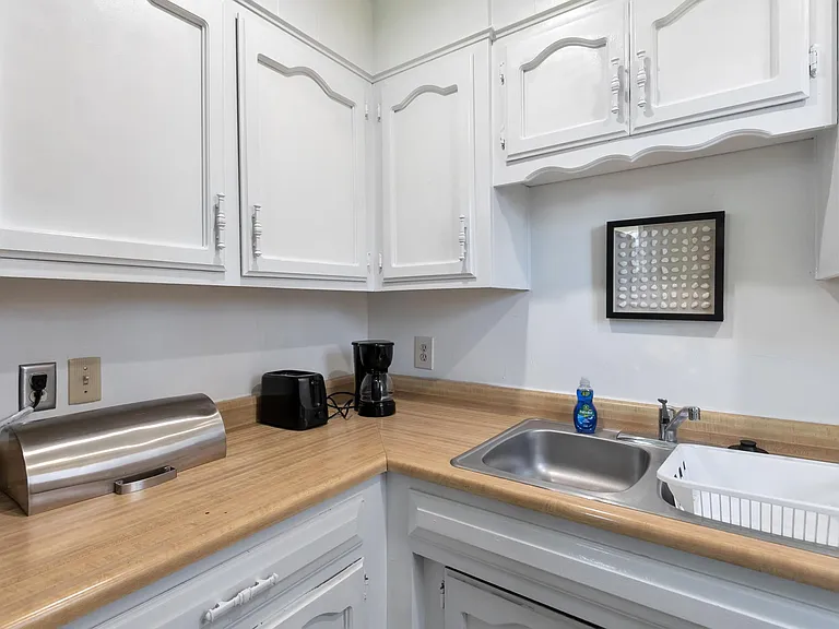 Kitchen with plenty cabinets