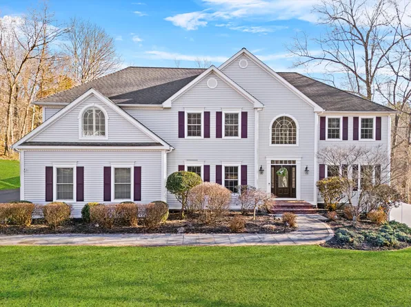 2 Bramble Trail, Newtown, CT 06470