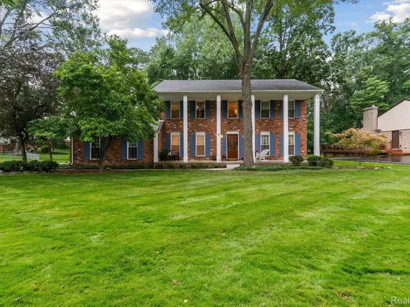 5805 Glen Eagles Dr, West Bloomfield, MI 48323