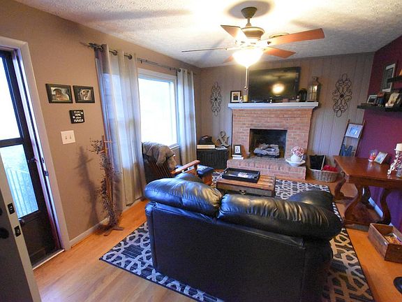 3rd image of 256 Hilltop Dr