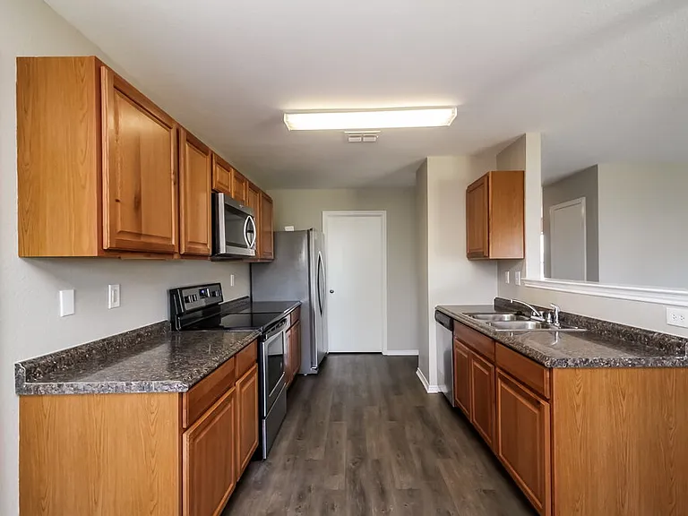 717 Lovern St — Photo 4
