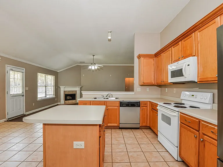 4064 Sidlehill Dr — Photo 7