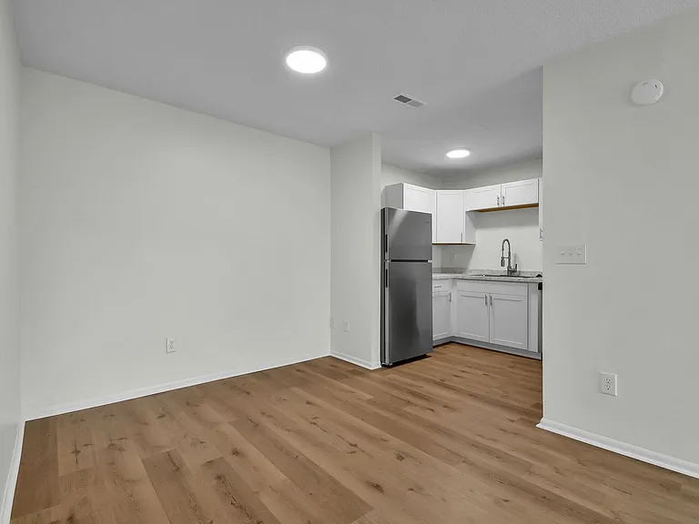 Coventry Apartments — Photo 4