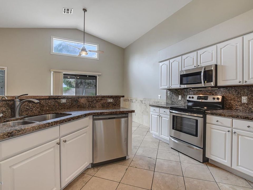 2nd image of 2118 E Parkside Ln