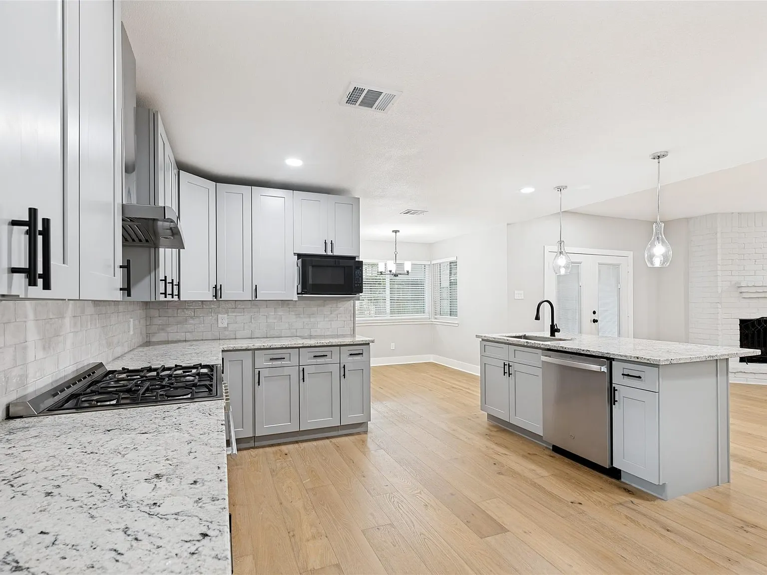 4 bed, 2.5 bath, 2330 sqft, $3,500 — Photo 2