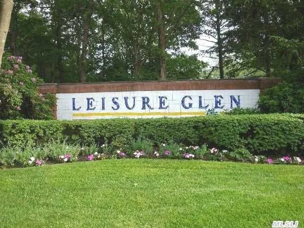 153 Glen Dr, Ridge, NY 11961