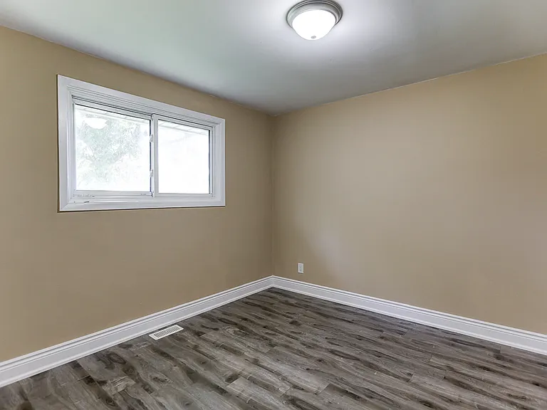 293 Mitchell Ave #MAIN FLOOR — Photo 11