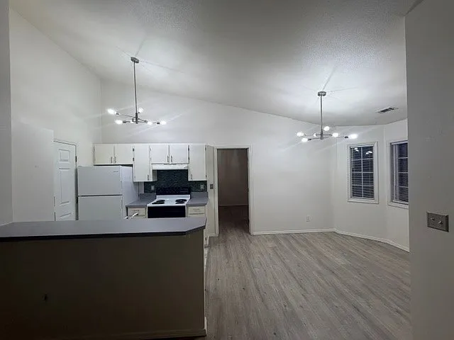 2 bed, 1025 sqft, $1,575 — Photo 2