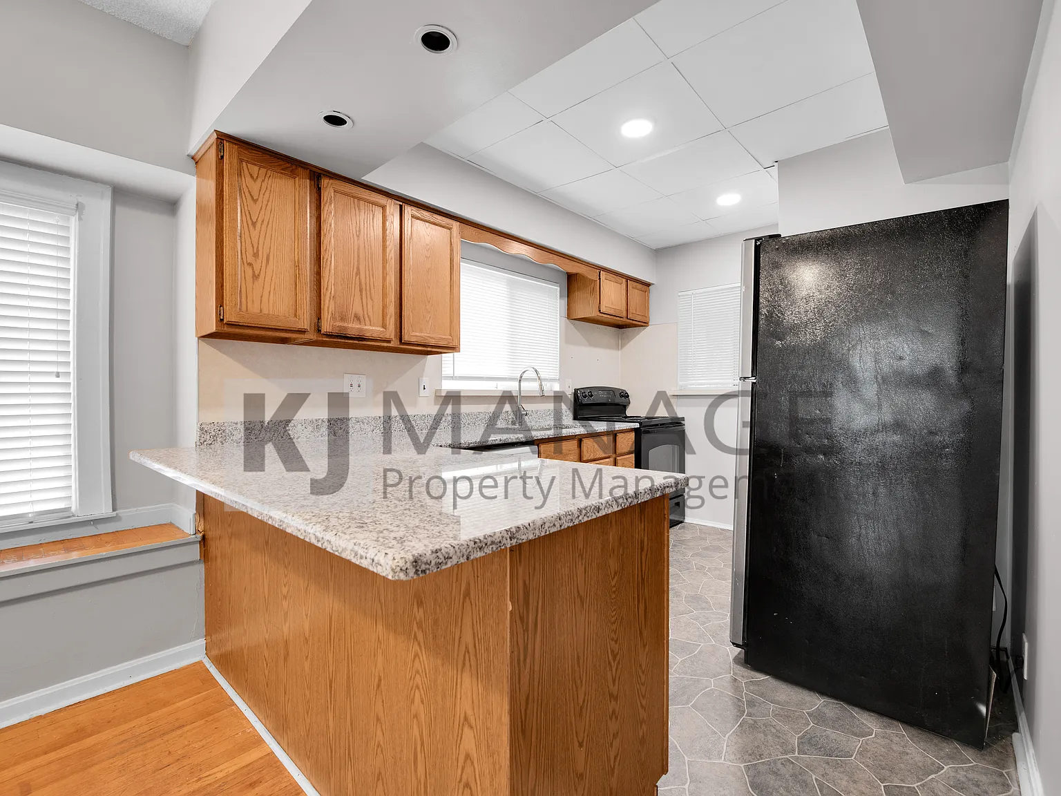 3 bed, 1006 sqft, $1,995 — Photo 3
