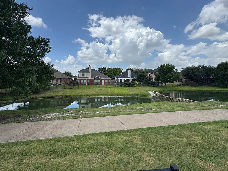 1823 Bur Oak Dr — Photo 17
