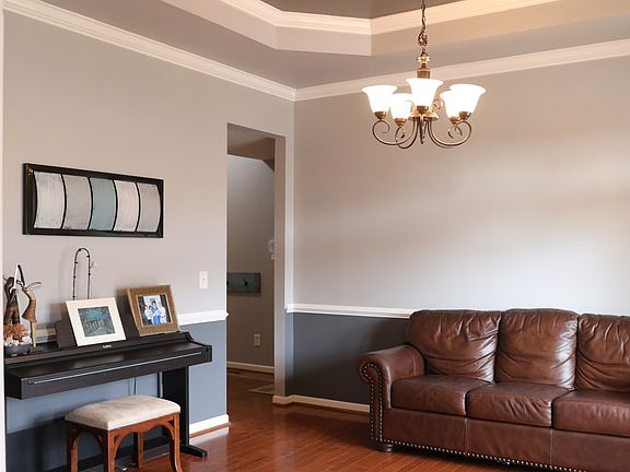 3rd image of 1019 Queens Pl