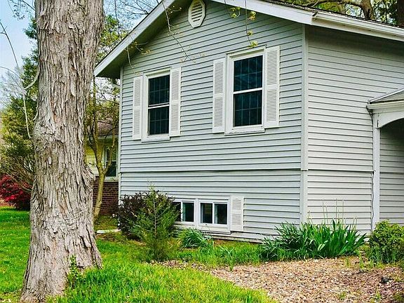 2nd image of 1001 S Emerald Ln