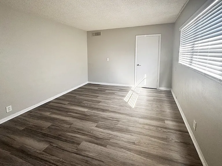Park Apartments — Photo 17