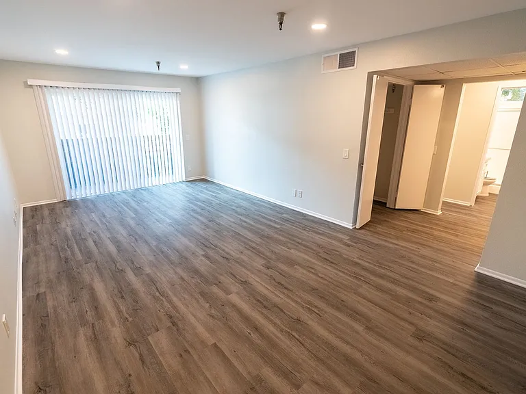 110 S Sweetzer Ave — Photo 57