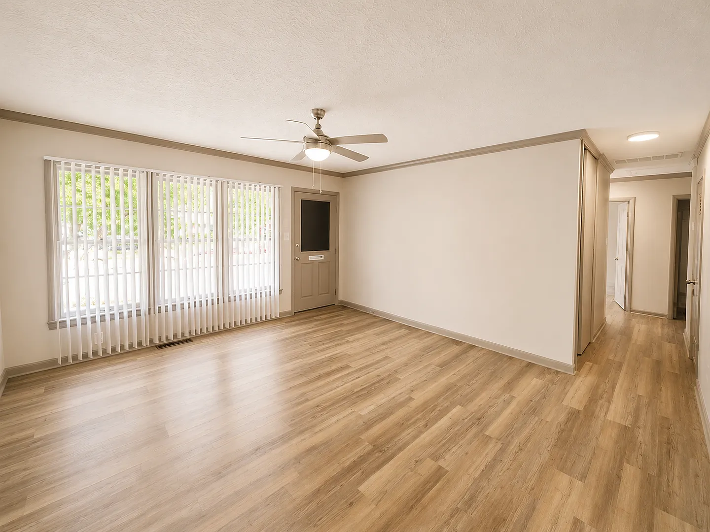 3 Bedroom, 1 Bathroom House With Sun Room! — Photo 2
