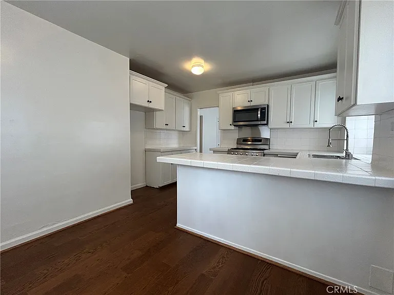 214 E Stocker St — Photo 26