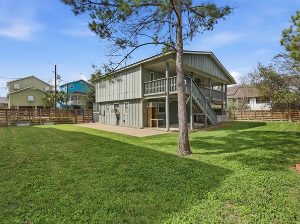 221 Oak Rd, Clear Lake Shores, TX 77565