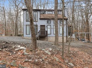 2255 Chatham Ct, Bushkill, PA 18324