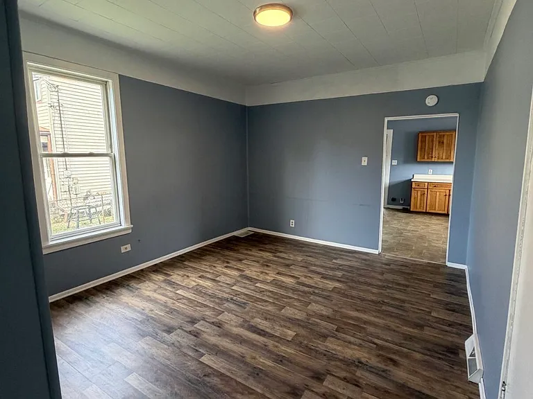 916 Swan St — Photo 2