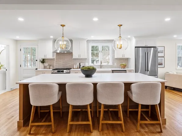 33 Oak Hill Rd, Wayland, MA 01778