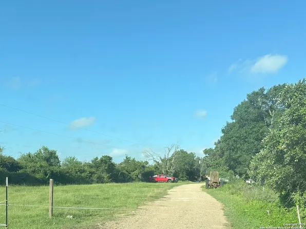 1050 Lemon Lane, WEIMAR, TX 78962