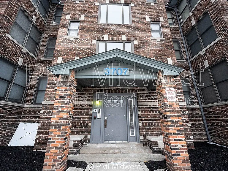 Parkway Apartments — Photo 2