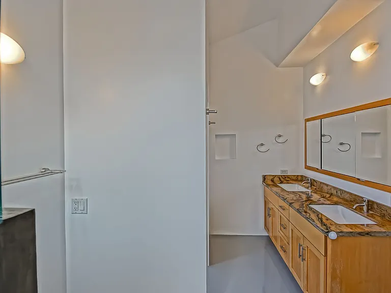 522 Grand Blvd — Photo 17