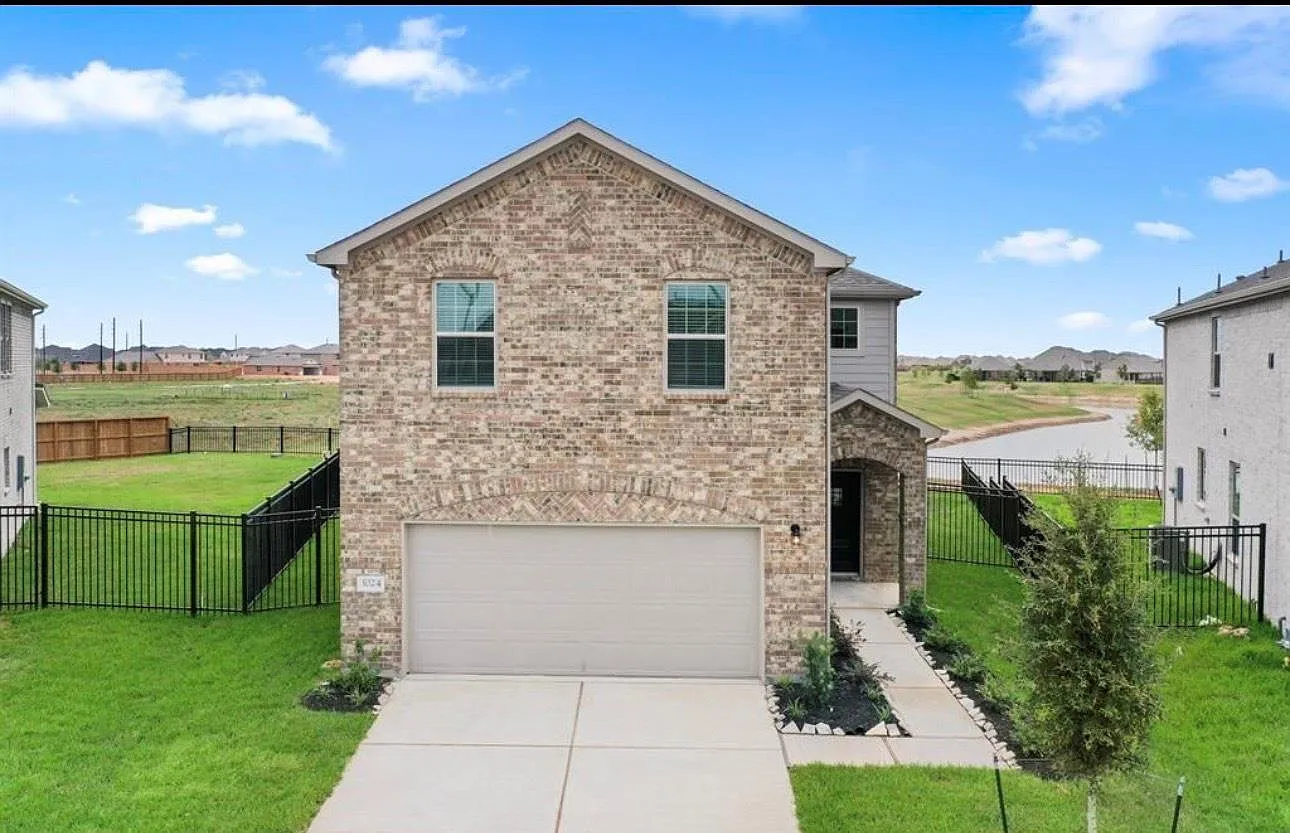 4 bed, 3.0 bath, 2390 sqft, $2,595 — Photo 1