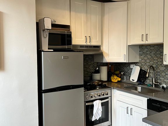 3rd image of 511-513 W Belmont Ave #38