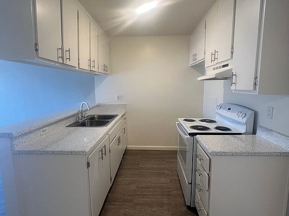 4th image of 66260 Hayvenhurst Ave #217