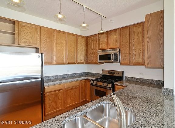 4th image of 1717 S Prairie Ave APT 2203