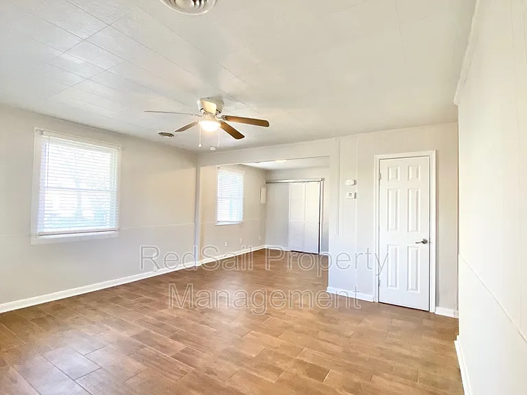 323 Roane Dr — Photo 4
