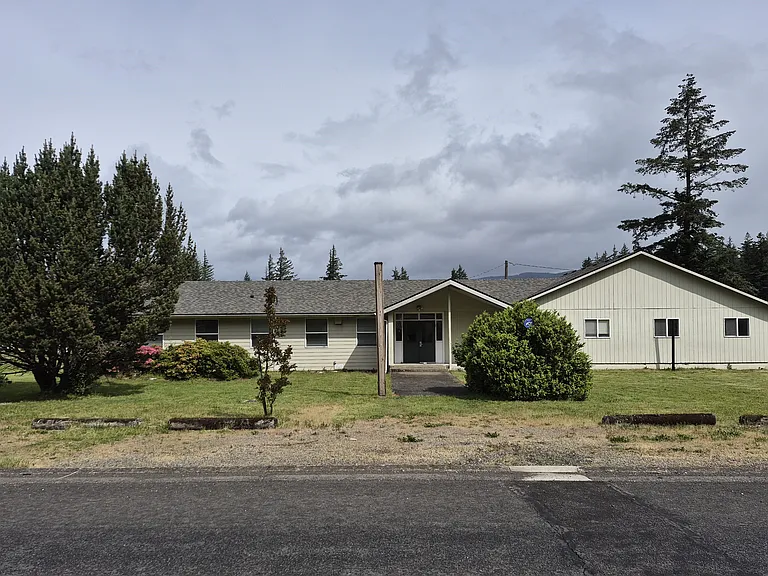 627 NE Forest Ln — Photo 3
