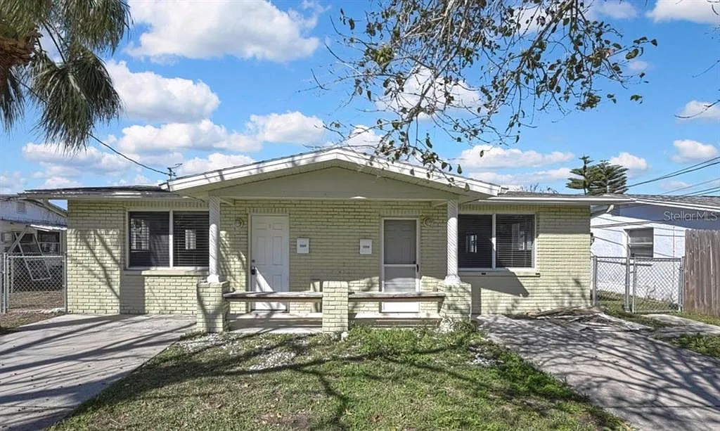 2 bed, 1.0 bath, 828 sqft, $1,550 — Photo 2