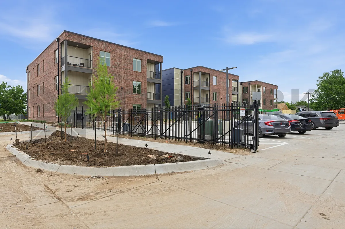 Building Photo - 721 W Maple St #3000