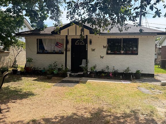 4th image of 808 Caplan St