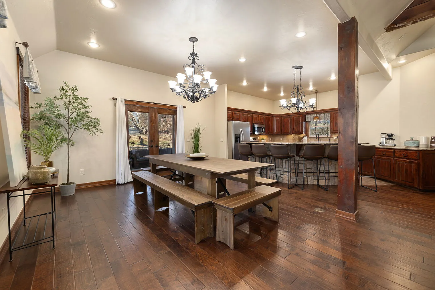 4 bed, 4.0 bath, 2938 sqft, $9,690 — Photo 4