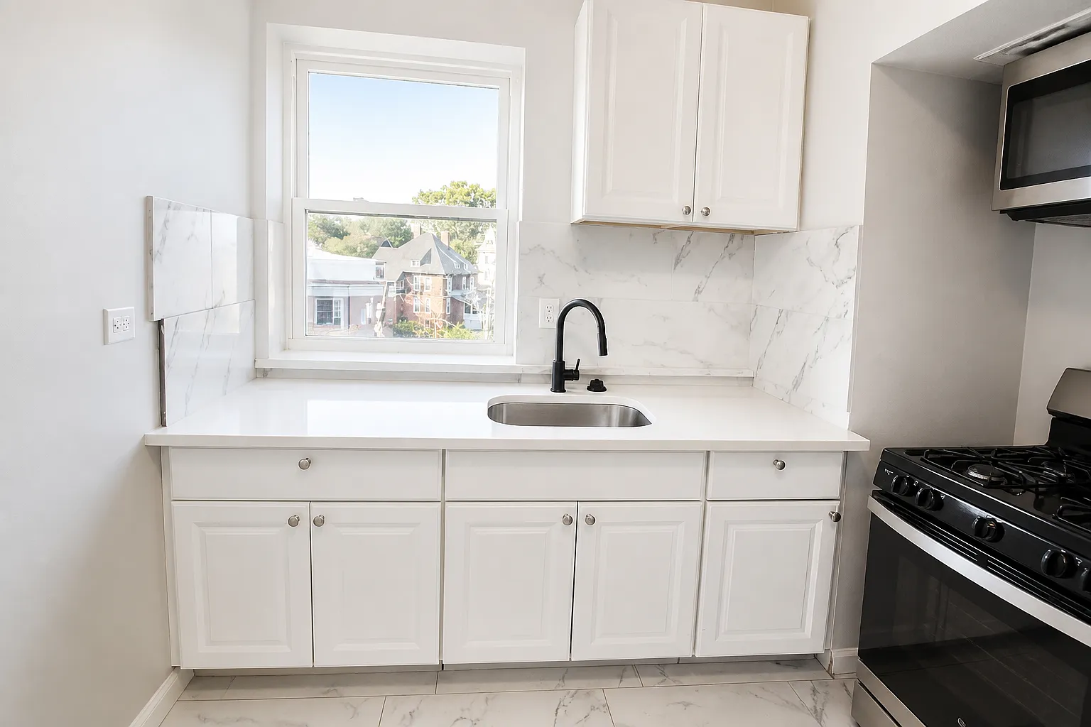 4 bed, $3,000 — Photo 1