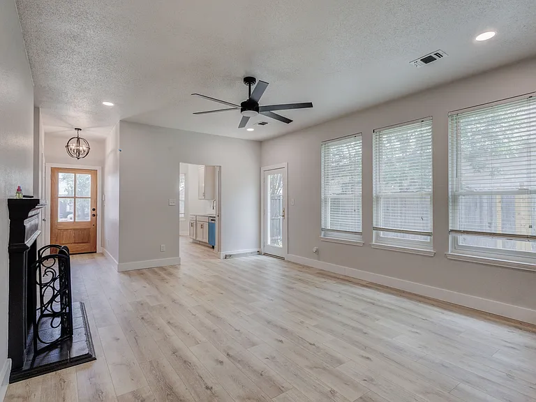 3948 Overlake Dr — Photo 2