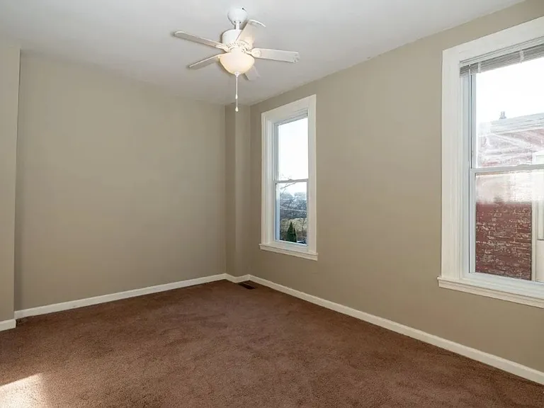 925 N Pine St — Photo 11