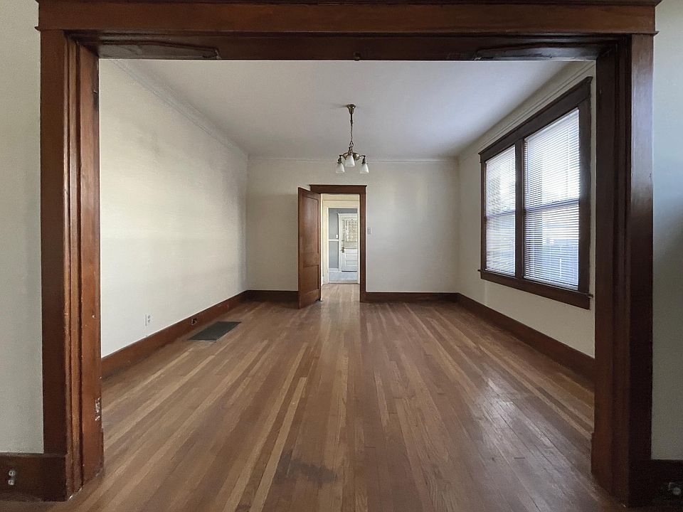 (4) Dining Room