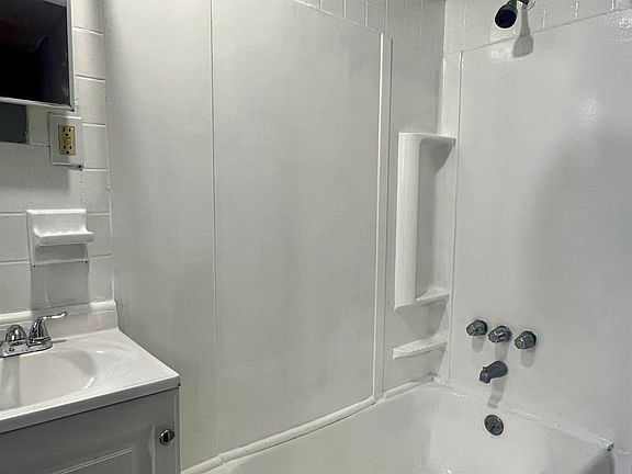 2nd image of 80 Paterson St APT 5